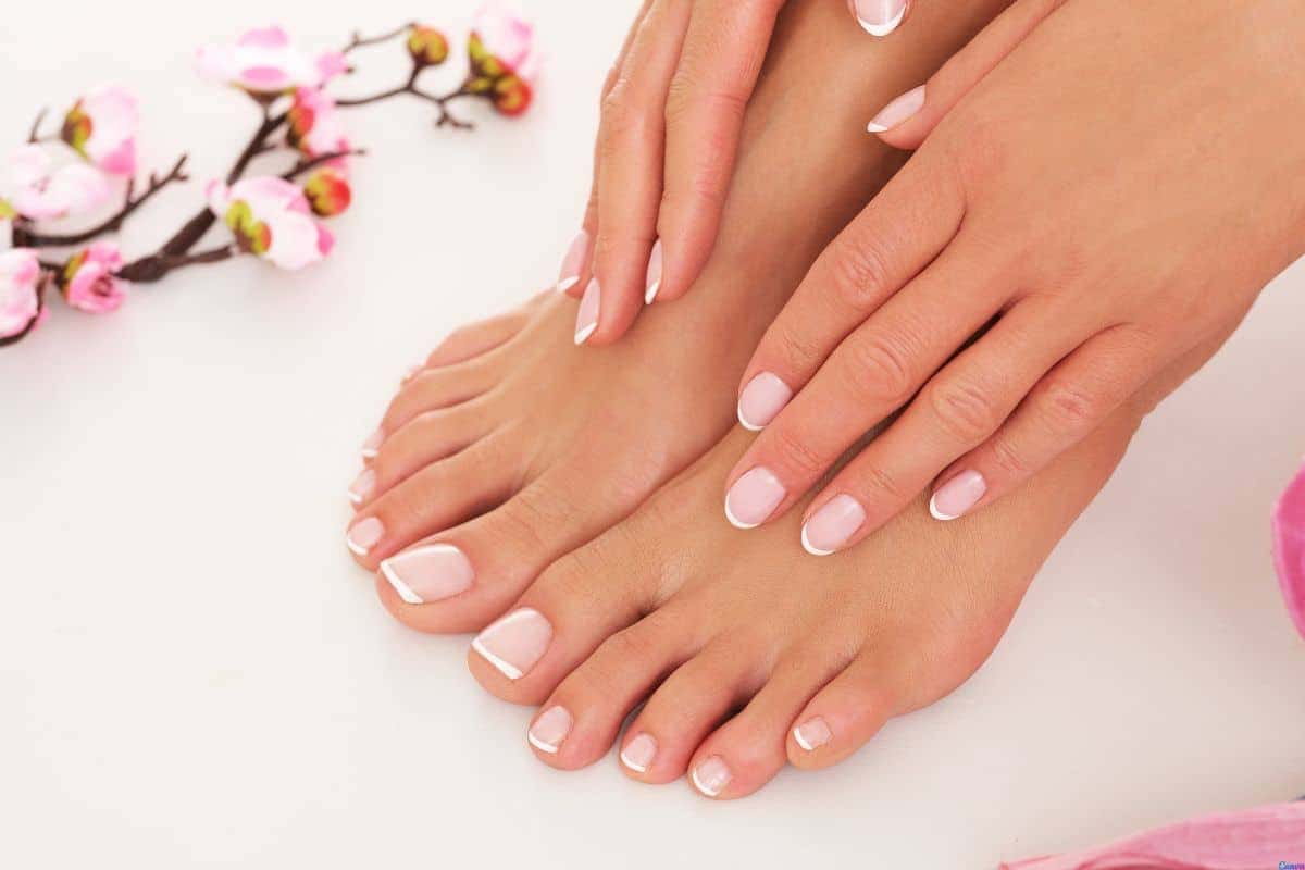 unha do pé delicada com glitter