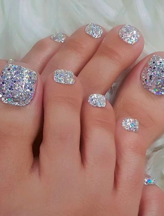 unha do pé delicada com glitter