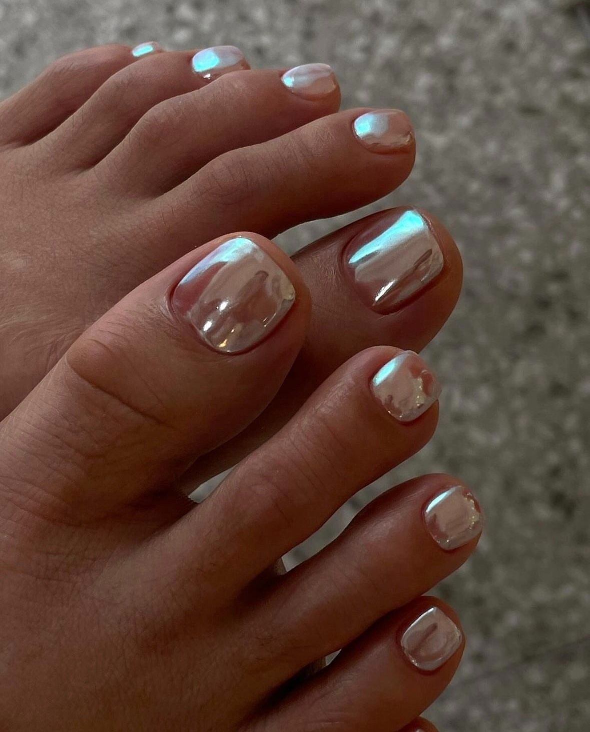 unhas dos pés em tons terrosos