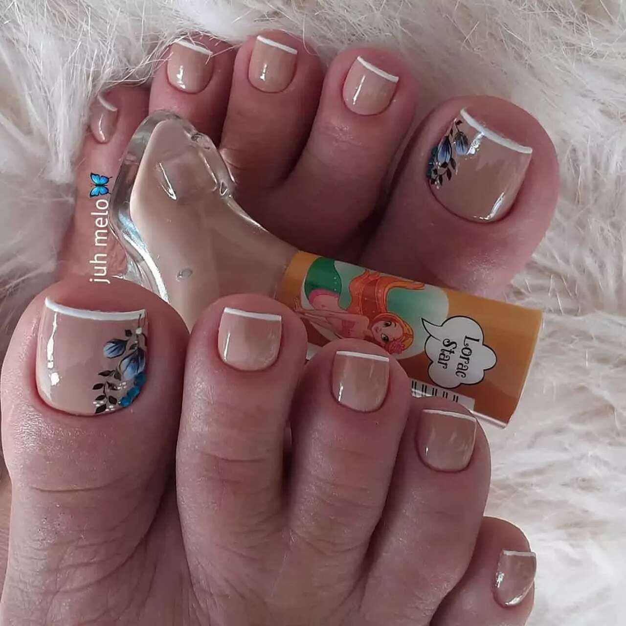 unhas dos pés em tons escuros