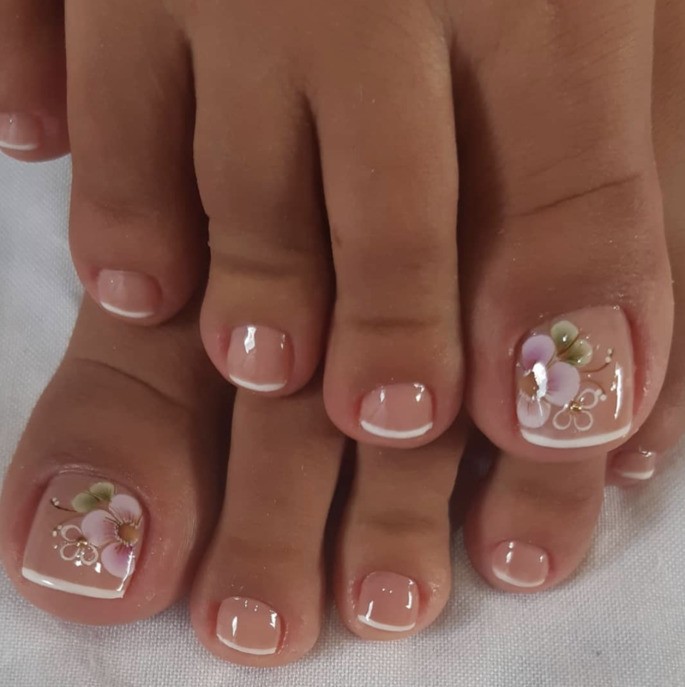unhas dos pés em tons claros