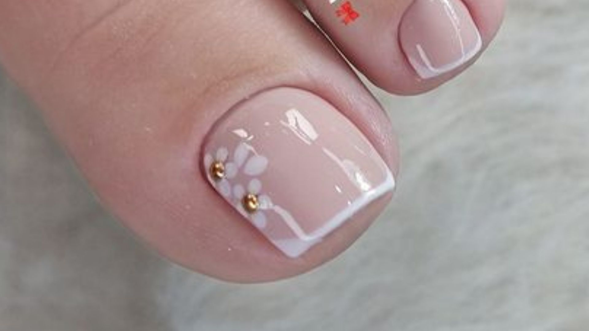 Top 5 Esmaltes para Francesinha Perfeita nos Pés: Marcas e Cores