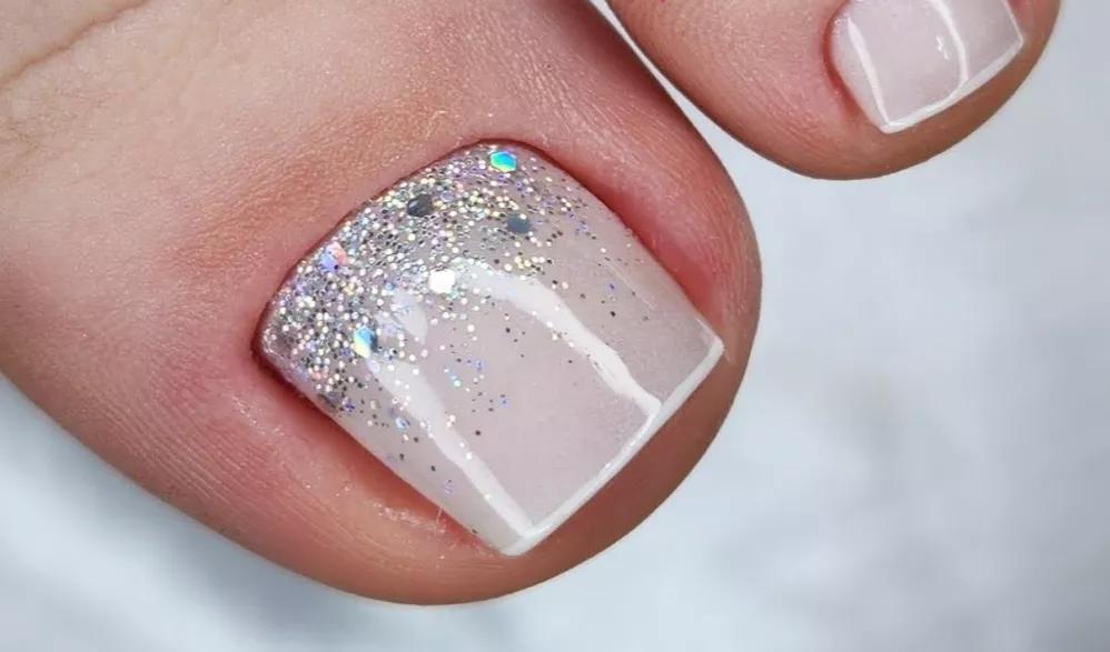 unha do pé francesinha com pedrinha