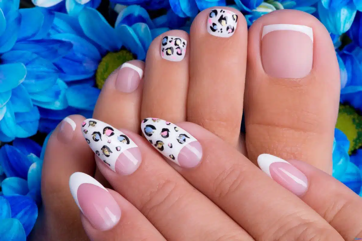 unha do pé francesinha com pedrinha