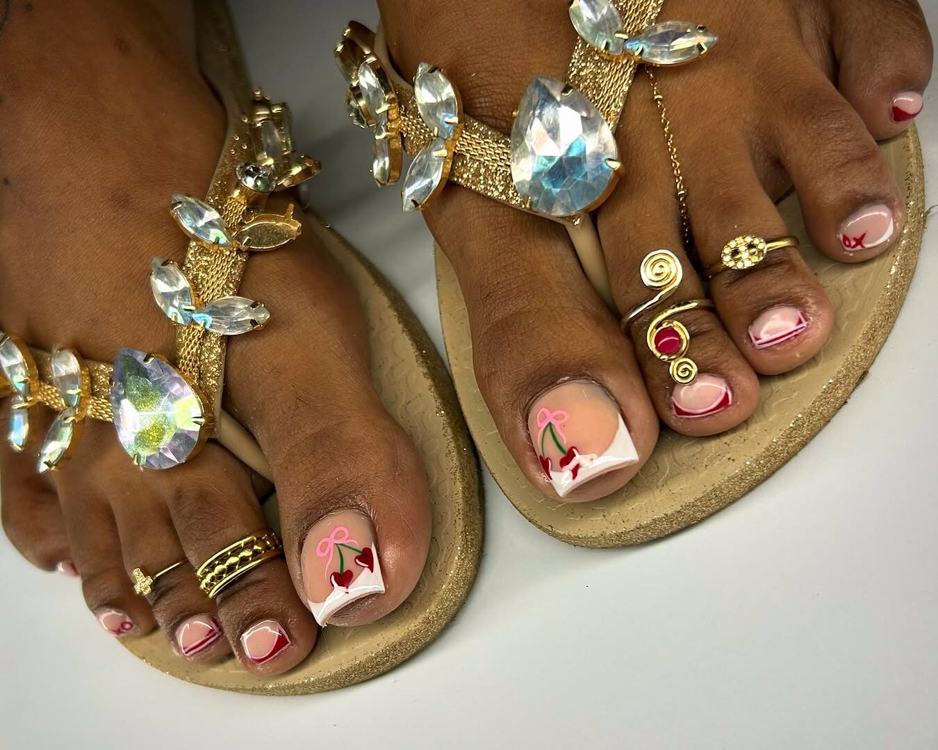 unha do pé francesinha com pedrinha