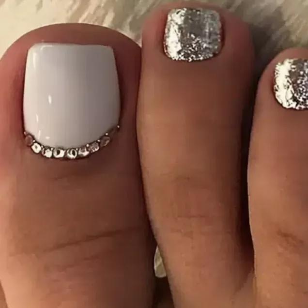 unhas dos pés com pedrarias ano novo