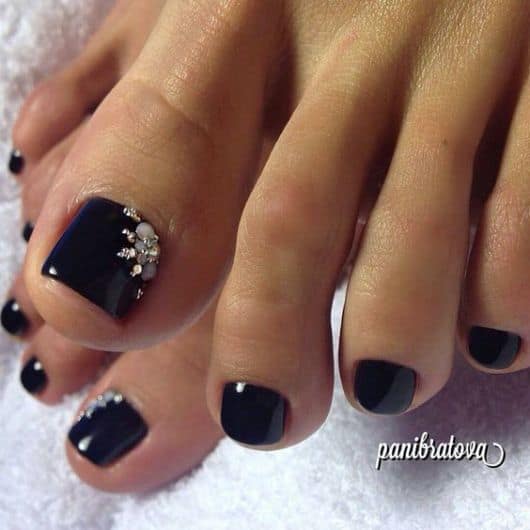 unha do pé preta vs unha do pé vermelha decorada