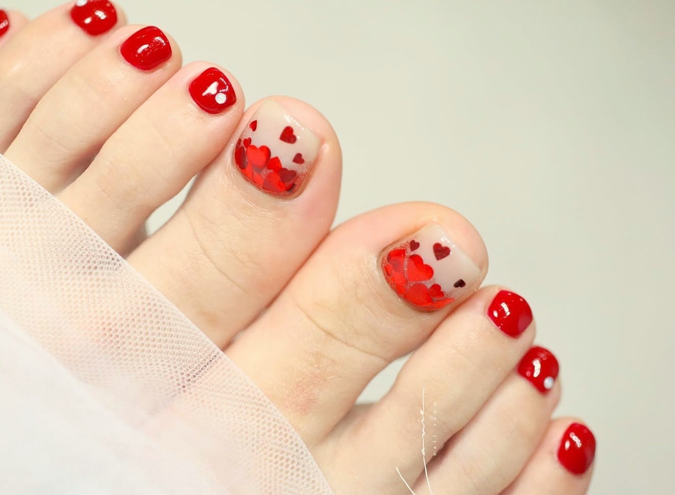 unha do pé vermelha com francesinha branca