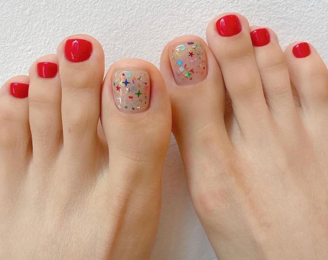 unha do pé vermelha com glitter