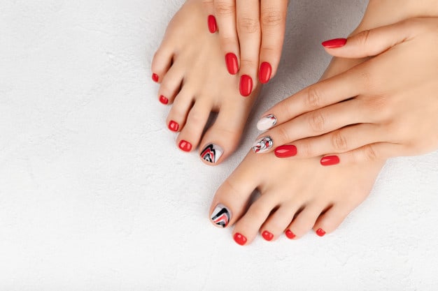 como evitar glitter aspero na unha do pe