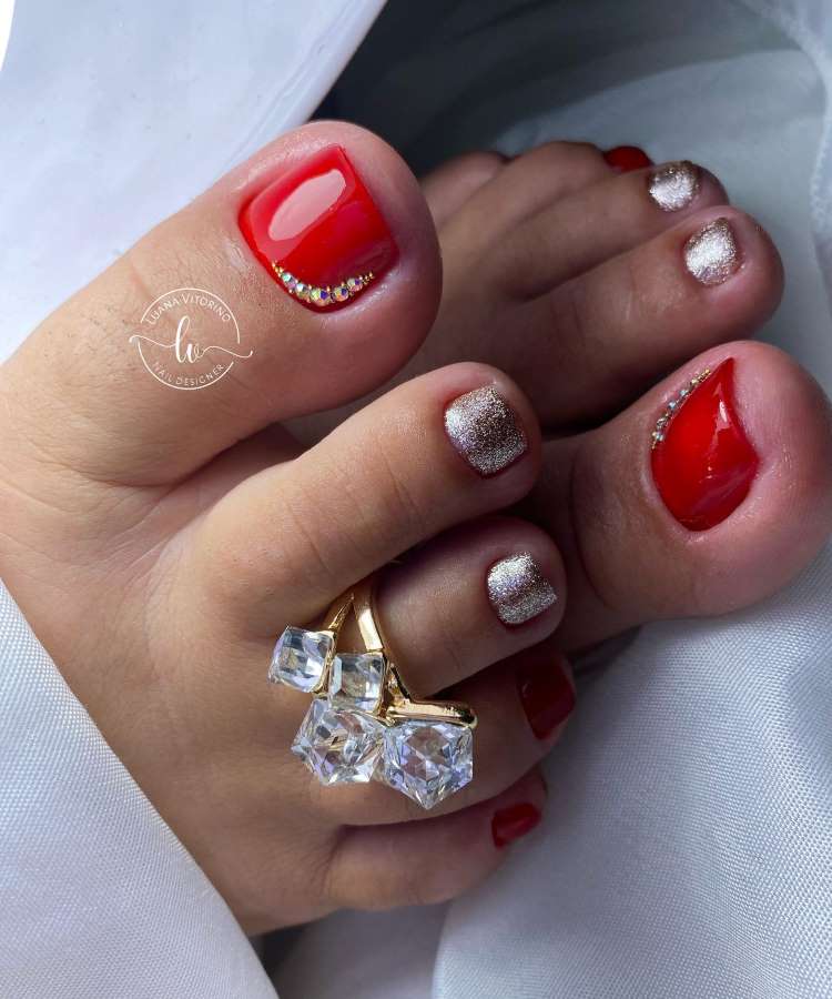 unha do pé vermelha com strass