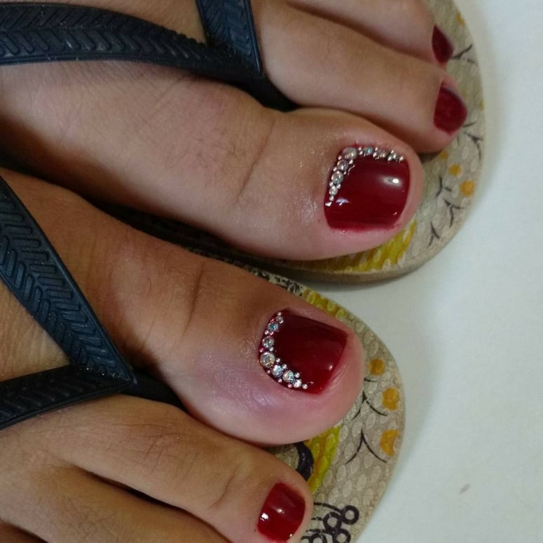 unha do pé vermelha com cristais