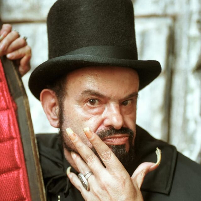 Unhas Coffin e Bailarina: A Influência de Zé do Caixão na Moda Atual