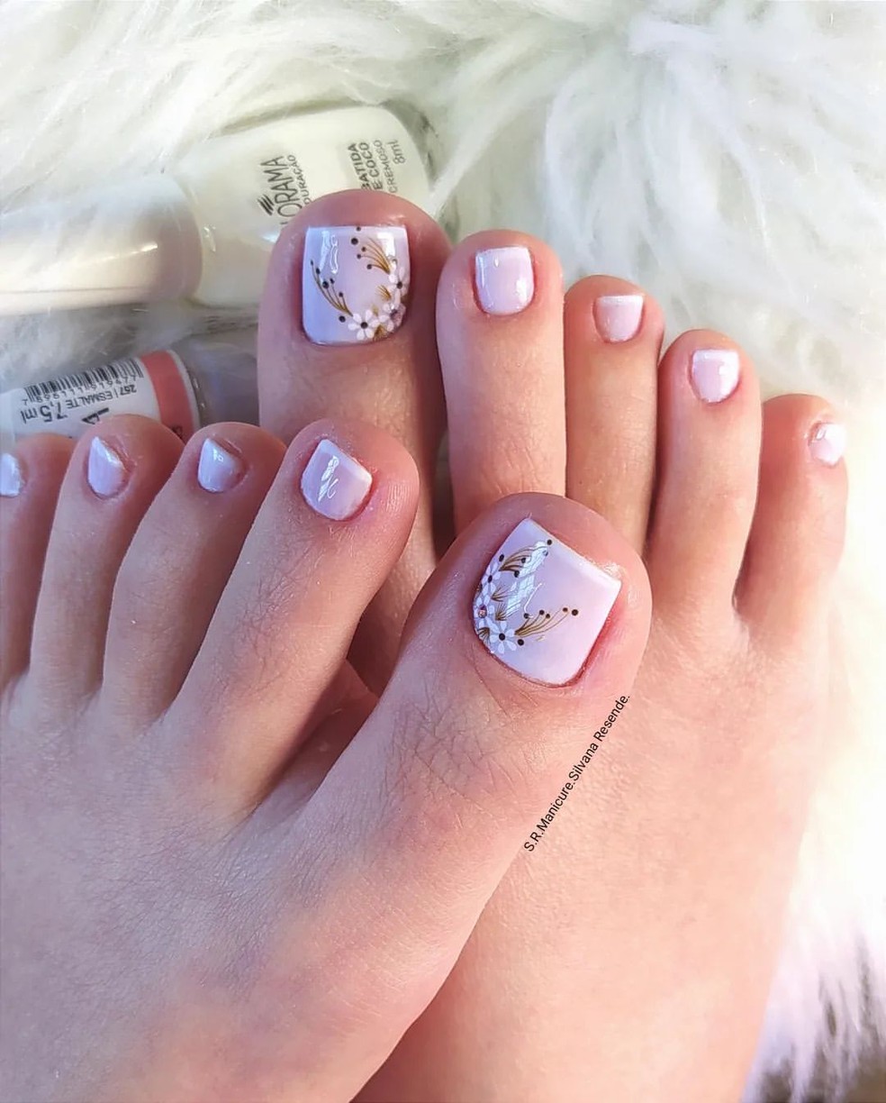 unhas dos pés minimalistas