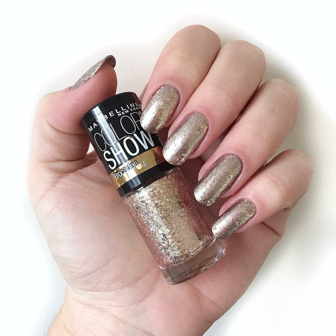 Unhas Douradas para Cada Ocasião: Do Dia a Dia aos Eventos de Gala