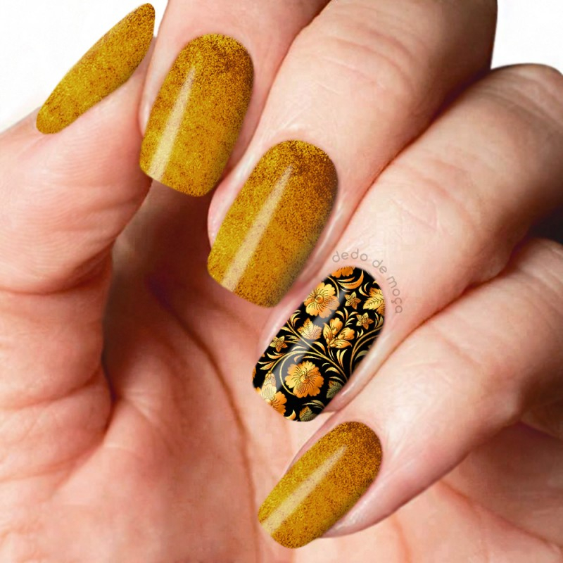 Inspirações de Nail Art Dourada com Pedrarias e Glitter