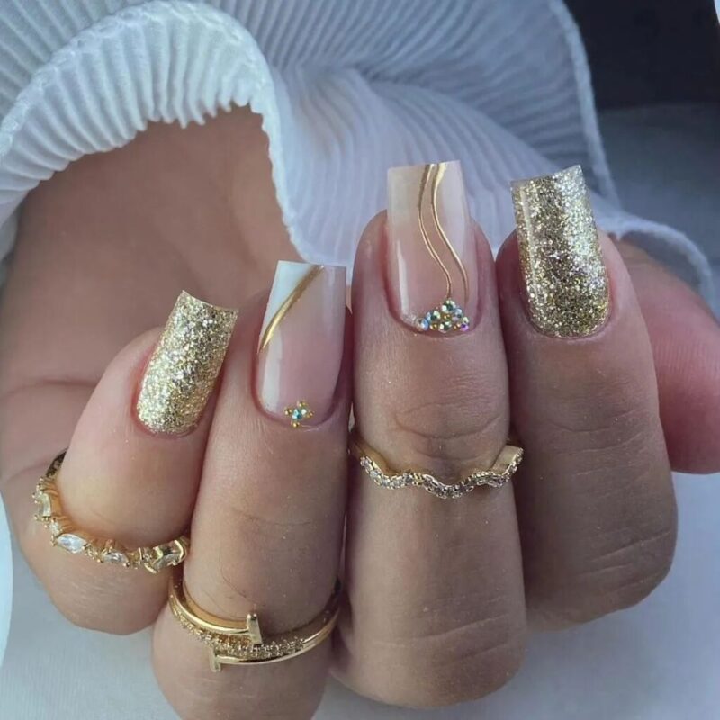 Unhas Douradas para Cada Ocasião: Do Dia a Dia aos Eventos de Gala