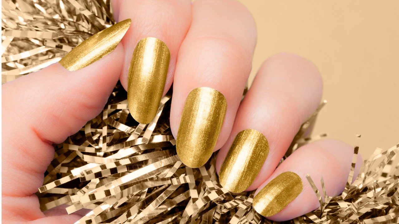 Inspirações de Nail Art Dourada com Pedrarias e Glitter