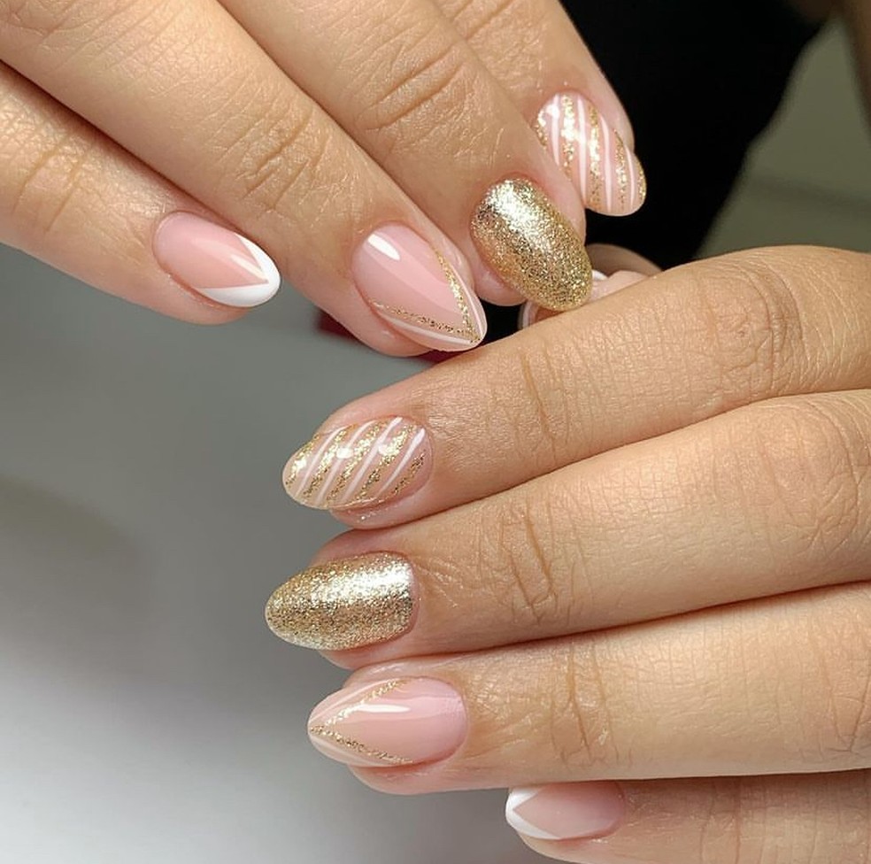 unha dourada com branco