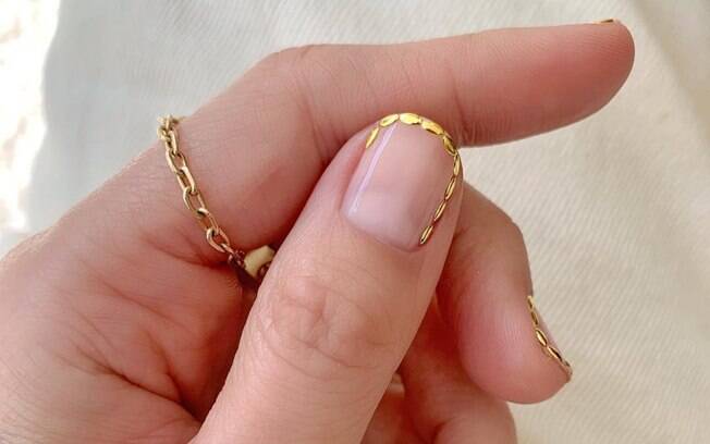 unha dourada com francesinha