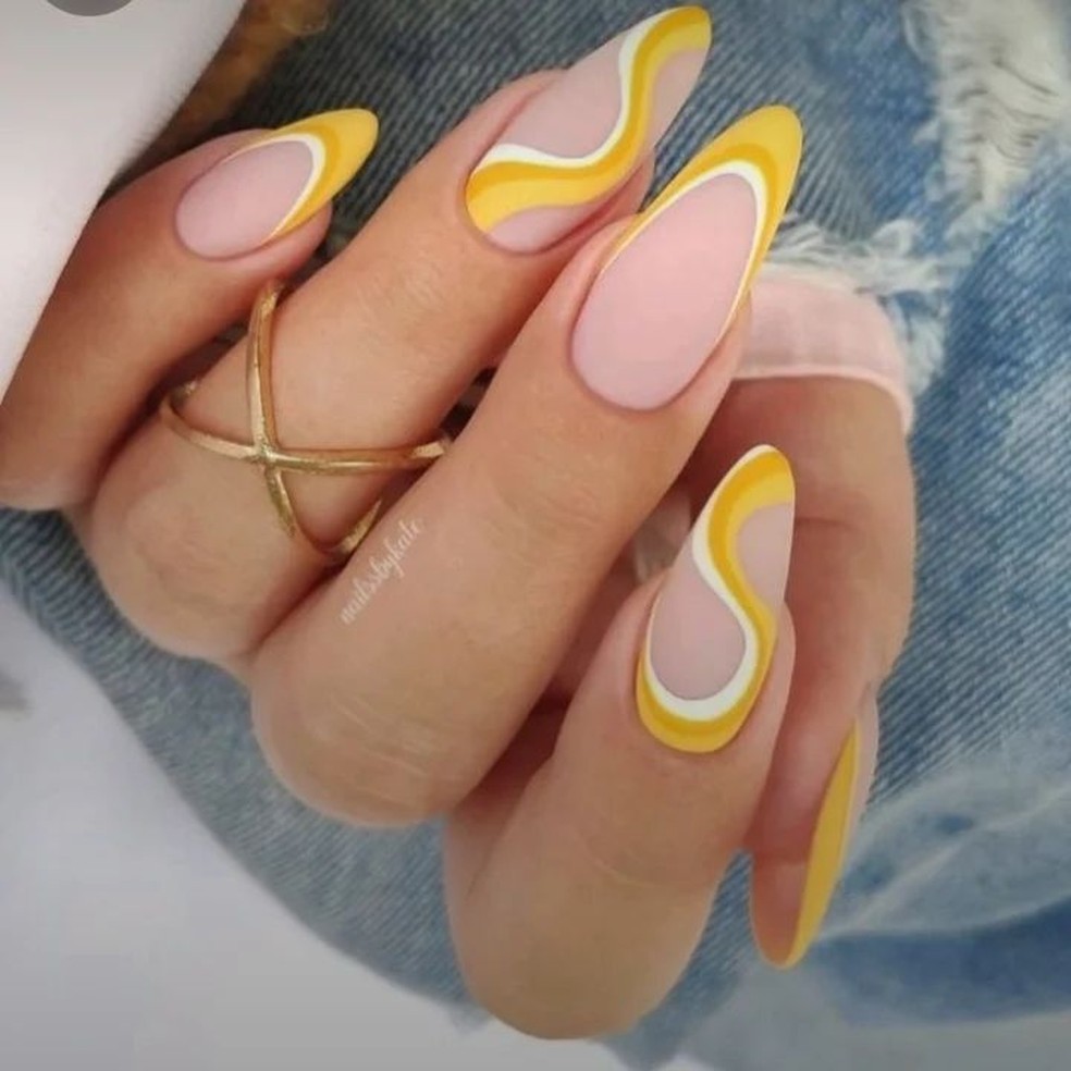 Unha em gel amarela degradê