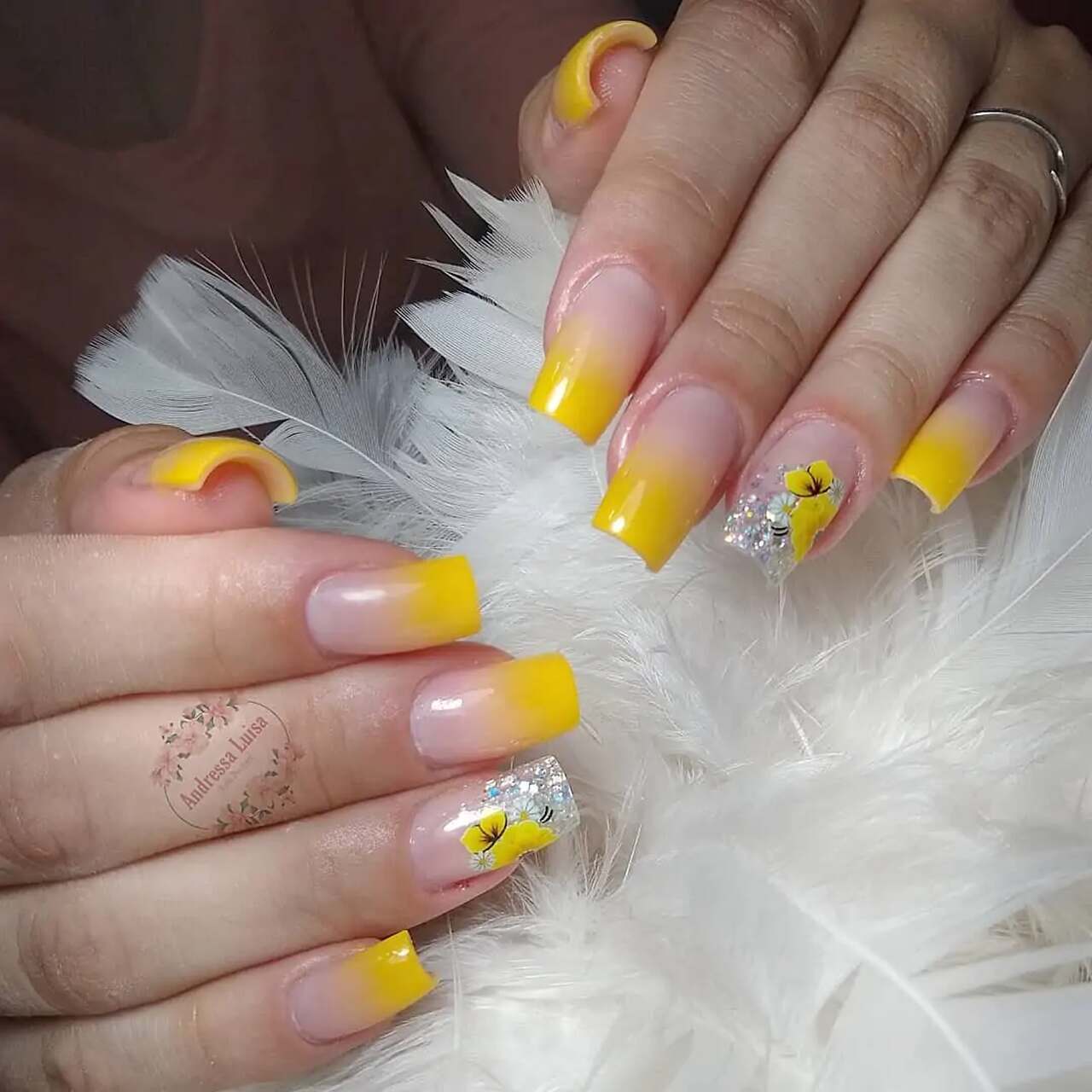 Como fazer unhas em gel amarelas com glitter passo a passo