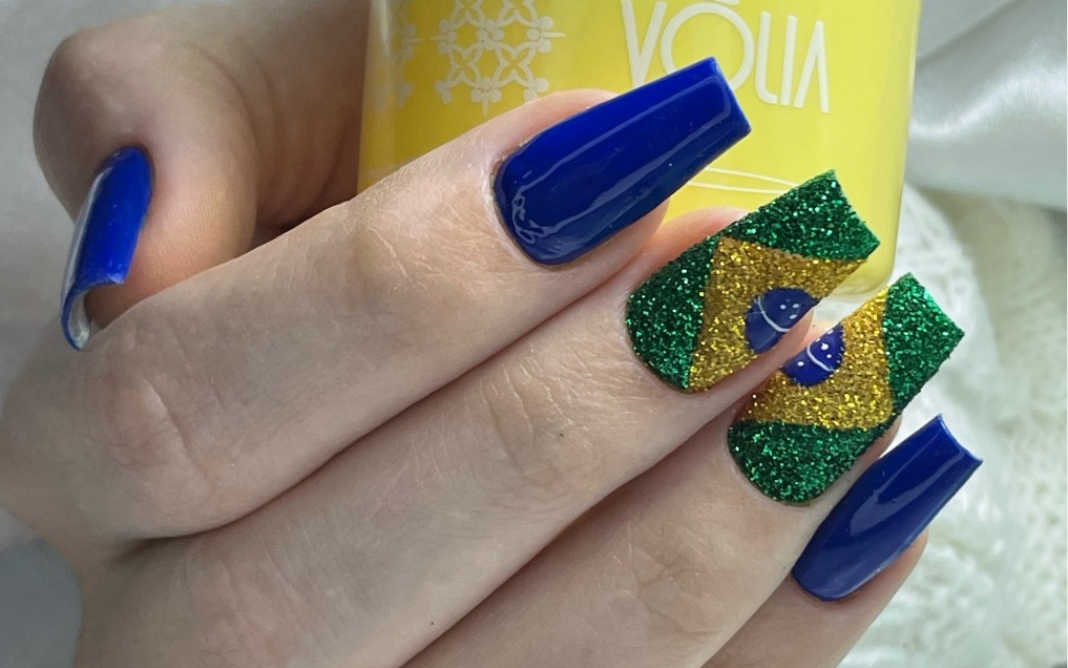 unha em gel amarela com glitter