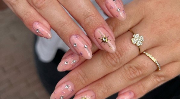 5 ideias de títulos:
1. Unhas de Gel para 2026: As Tendências Mais Brilhantes para o Ano Novo.
2. Cores que Atraem Sorte: Guia Completo de Unhas para o Réveillon 2026.
3. Do Clássico ao Moderno: Inspire-se com as Decorações de Unhas em Gel para 2026.
4. Unhas de Gel 'Milky' e Cromadas: As Apostas de Estilo para o Ano Novo.
5. Descubra o Significado das Cores nas Unhas para um 2026 de Prosperidade e Amor.