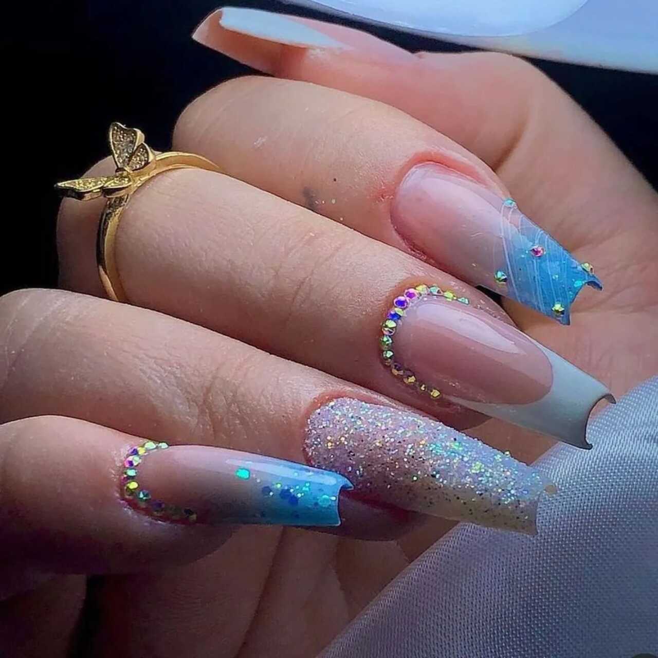 unha em gel azul bebê