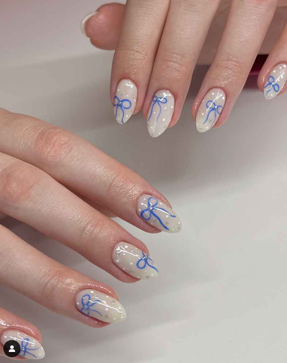 unha em gel azul e branco