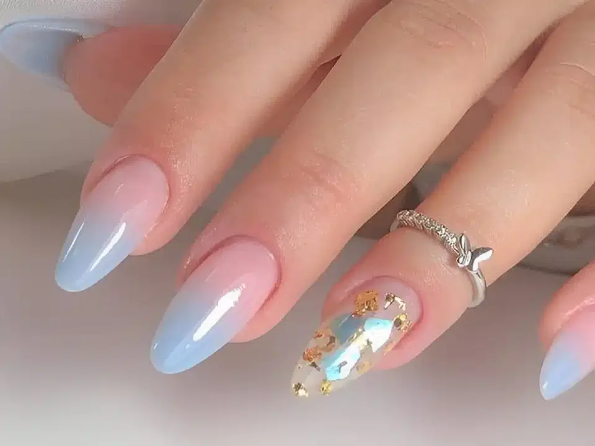 unha em gel azul e branco