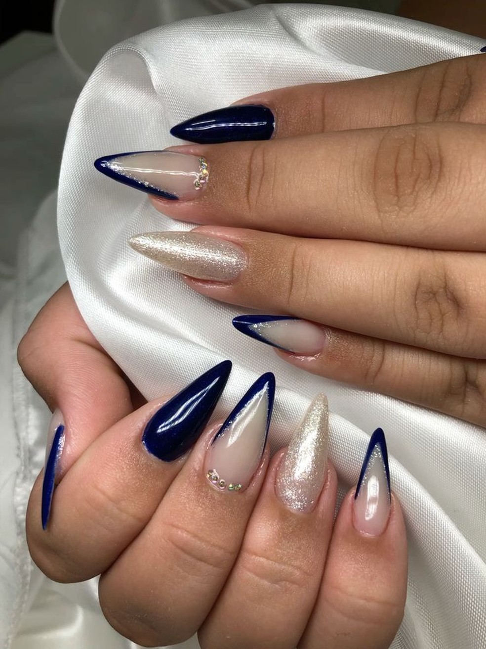 unha em gel azul e branco