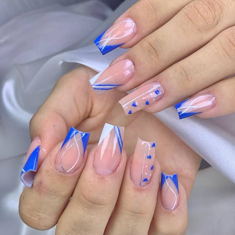 unha em gel azul e branco