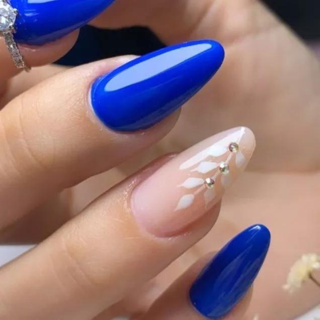 unha em gel azul escuro