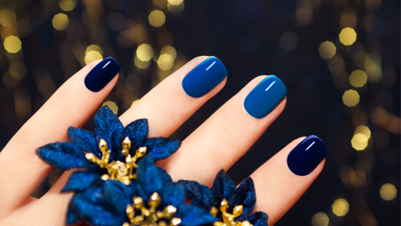 5 Ideias de Unhas em Gel Azul Escuro para Arrasar em 2026
Como Combinar Unhas Azuis Escuras com seu Look
Tendências de Unhas em Gel: O Azul Escuro Dominando 2026
Guia Completo: Unhas em Gel Azul Marinho com Glitter e Pedrarias
Unhas em Gel Azul Noite: Do Minimalista ao Glamouroso