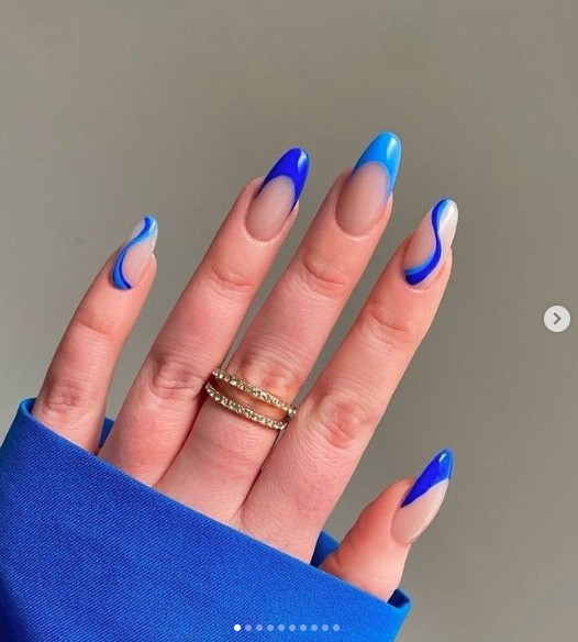 erros comuns ao fazer unha em gel azul royal