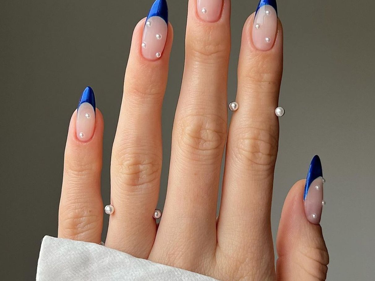como aplicar esmalte em gel azul royal em casa