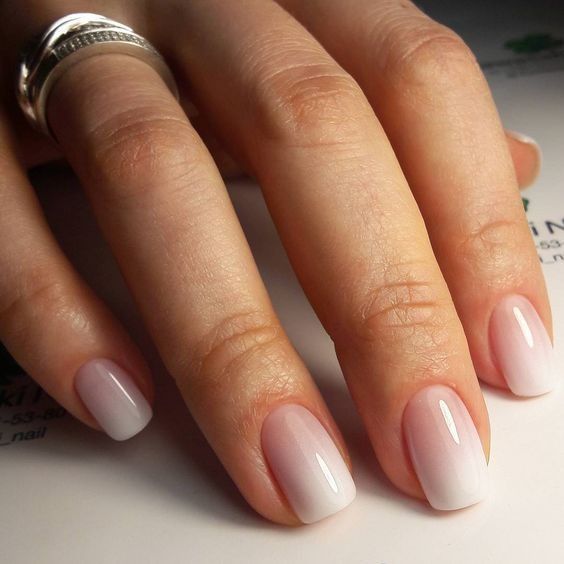 inspiração unhas baby boomer curtas