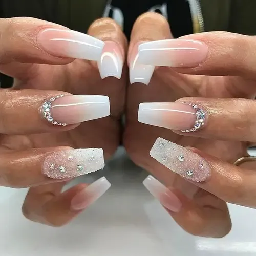 unha em gel branca com brilho