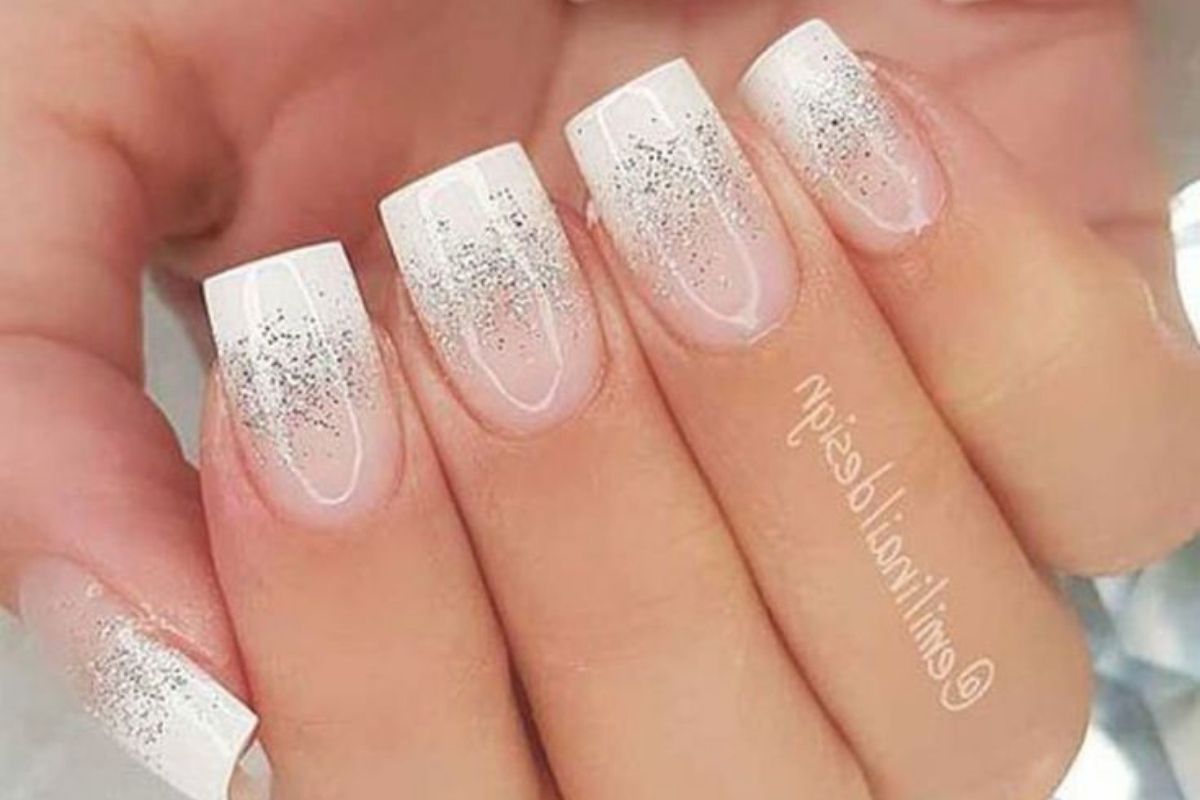 unha em gel branca com brilho