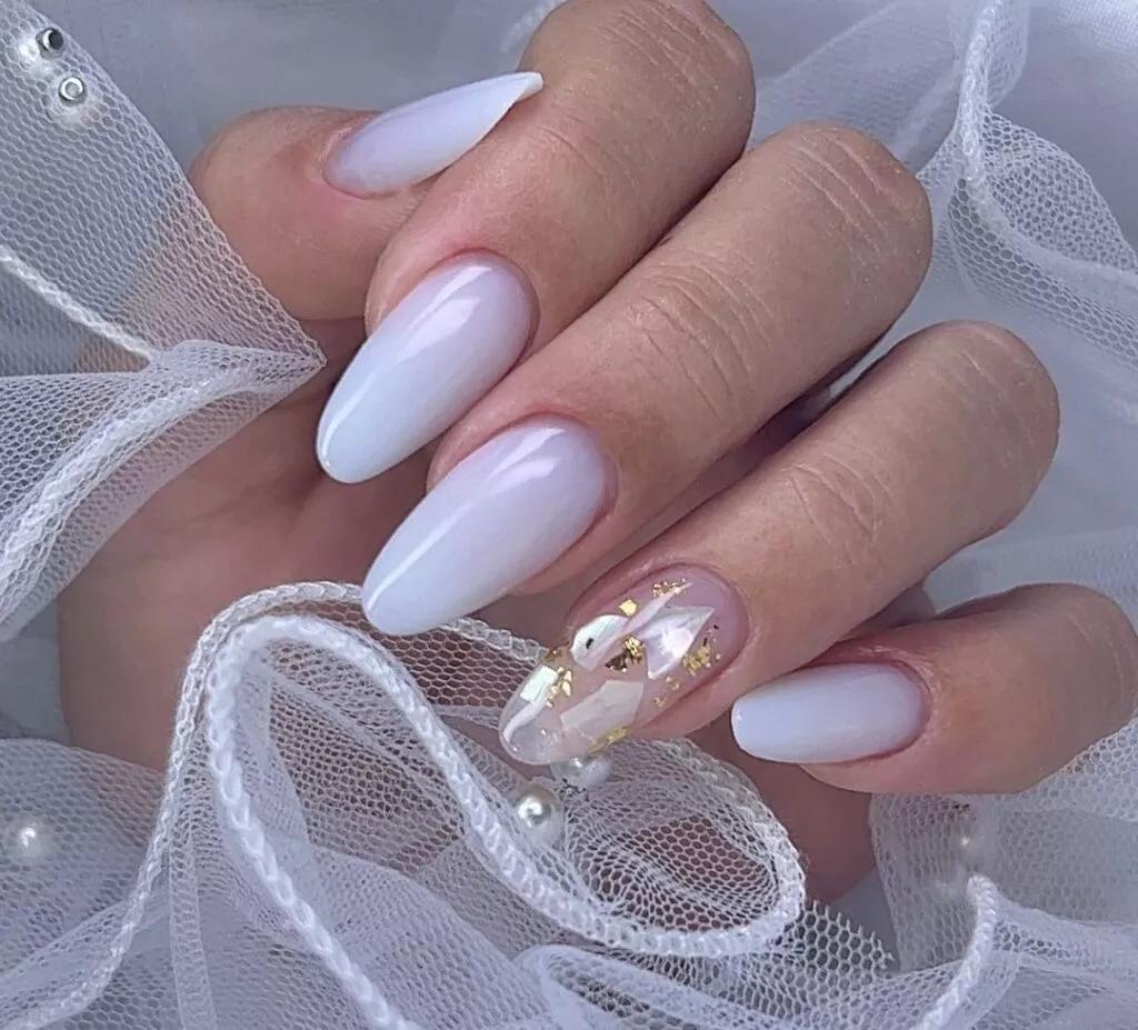 unha em gel branca delicada