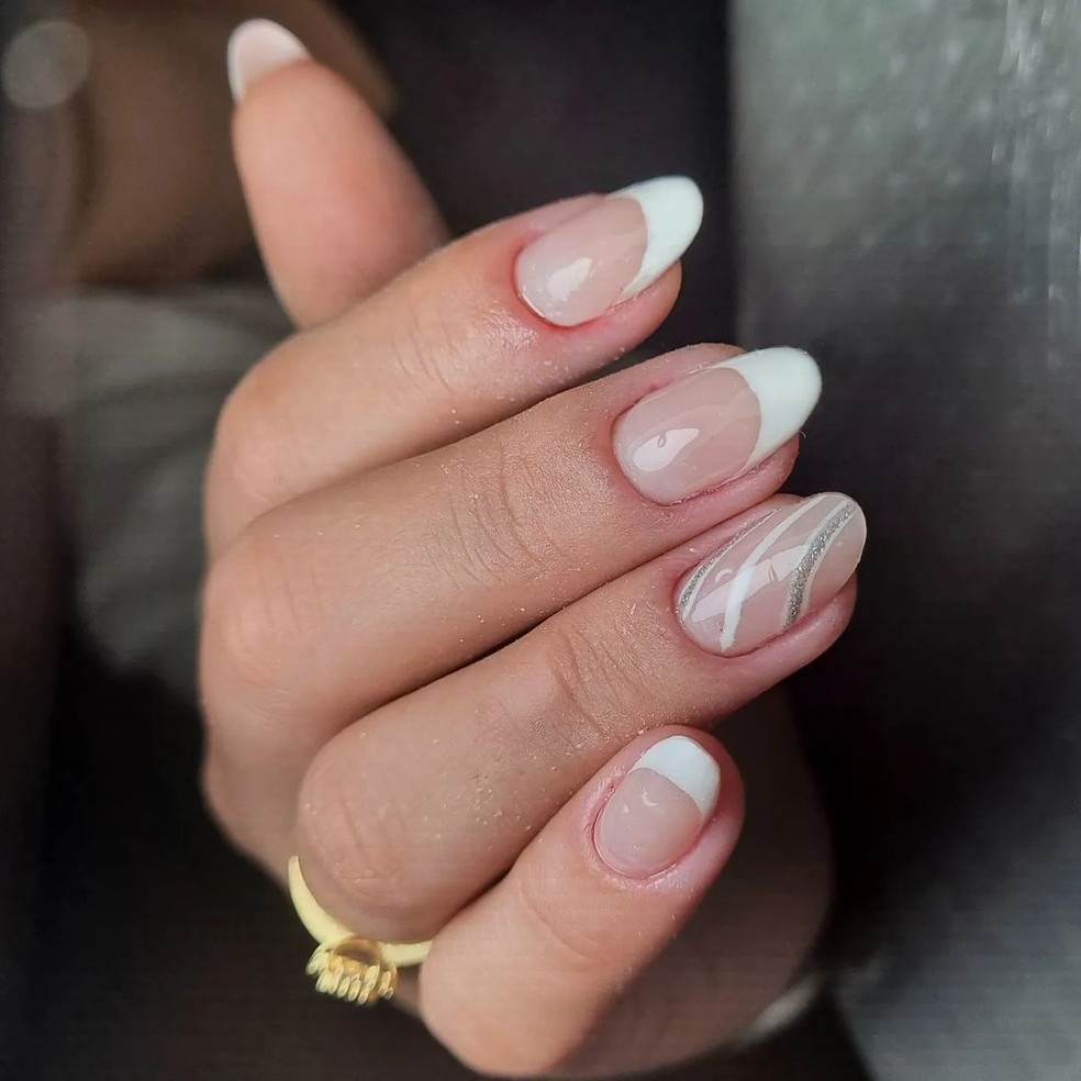 inspiração unha em gel clarinha para casamento