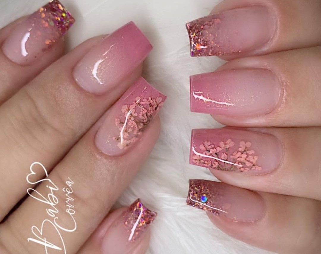 unha em gel com flor seca
