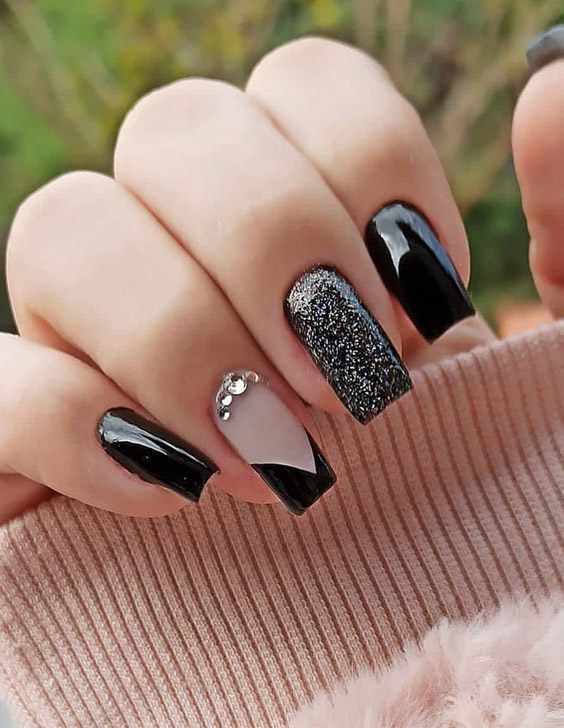 unha em gel preta stiletto