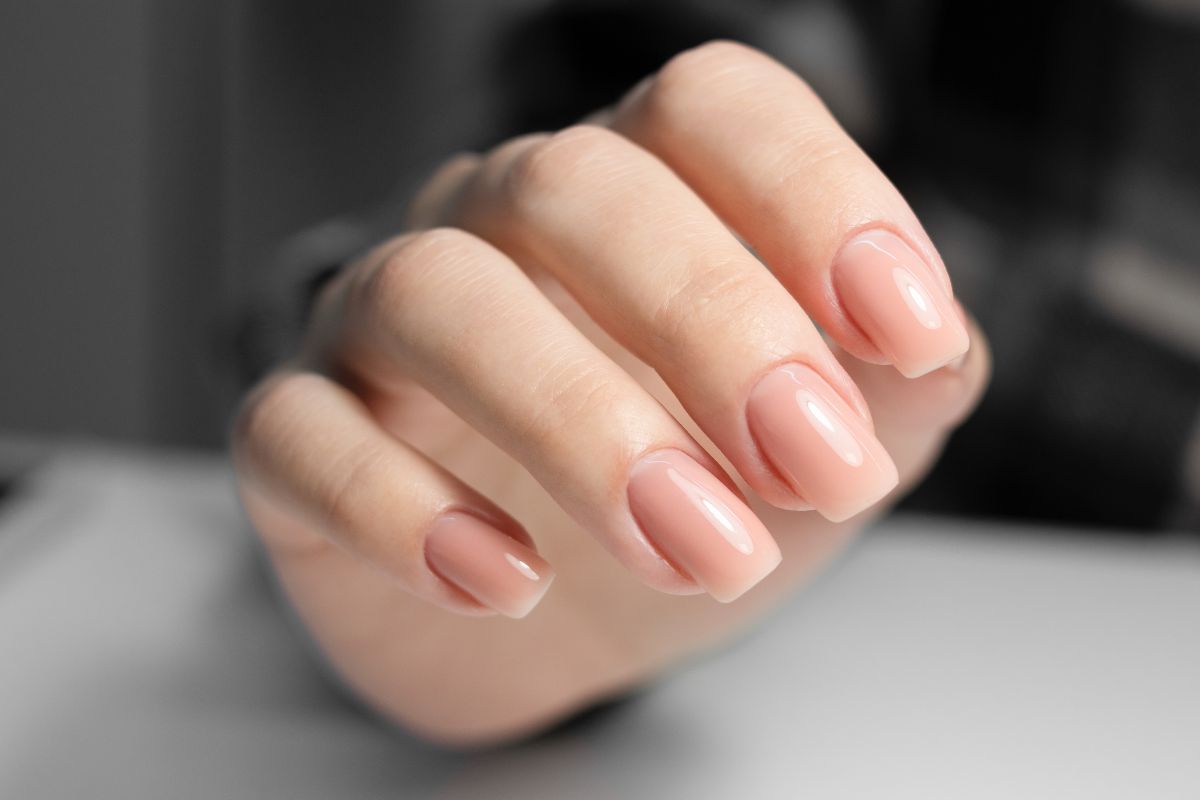 Como fazer banho de gel em unhas curtas em casa; Guia completo de kits de unhas em gel para iniciantes; As cores de esmalte em gel que alongam os dedos em unhas curtas; Nail Tints: a tendência de unhas em gel natural que você precisa conhecer; Unhas em gel curtas: formatos ideais para mãos delicadas em 2026
