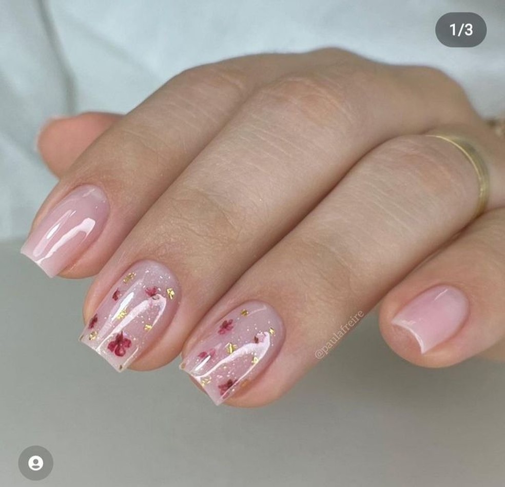 Como fazer banho de gel em unhas curtas em casa; Guia completo de kits de unhas em gel para iniciantes; As cores de esmalte em gel que alongam os dedos em unhas curtas; Nail Tints: a tendência de unhas em gel natural que você precisa conhecer; Unhas em gel curtas: formatos ideais para mãos delicadas em 2026