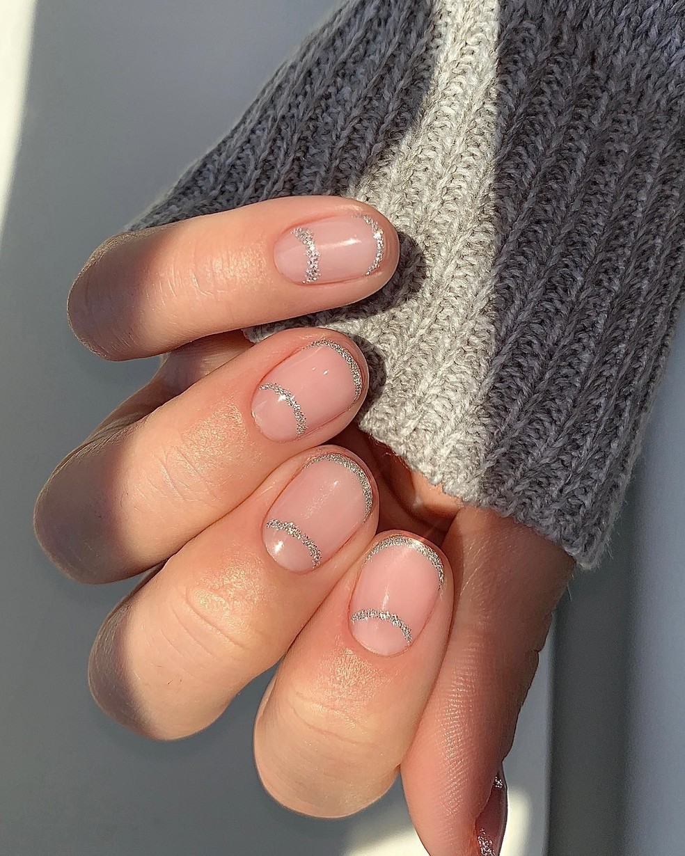 unhas curtas roídas com gel