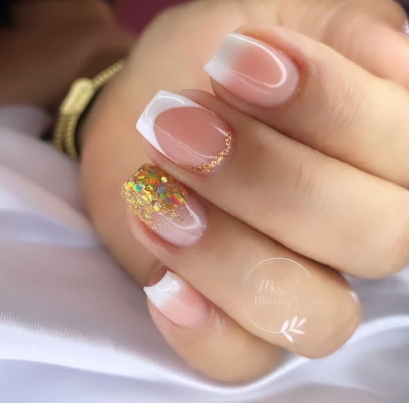 unhas curtas vermelhas em gel