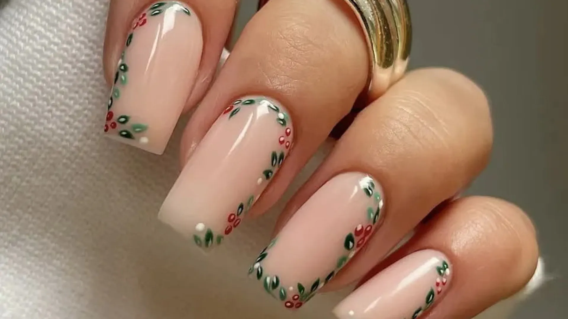 unha gel natal com flocos de neve encapsulados