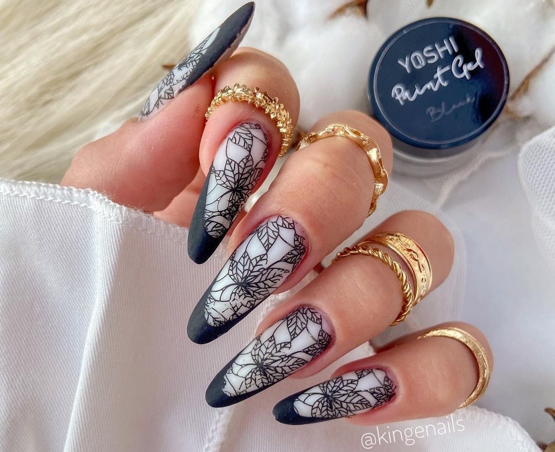 unha em gel decoração preta com efeito cromado